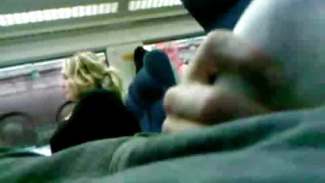 Serene Isley在内衣在地下室 色情漫画女同性恋